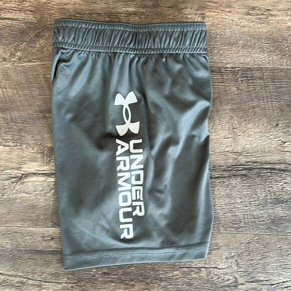 Under Armour size 5 Charcoal Gray Performance Shorts - Picture 4 of 5